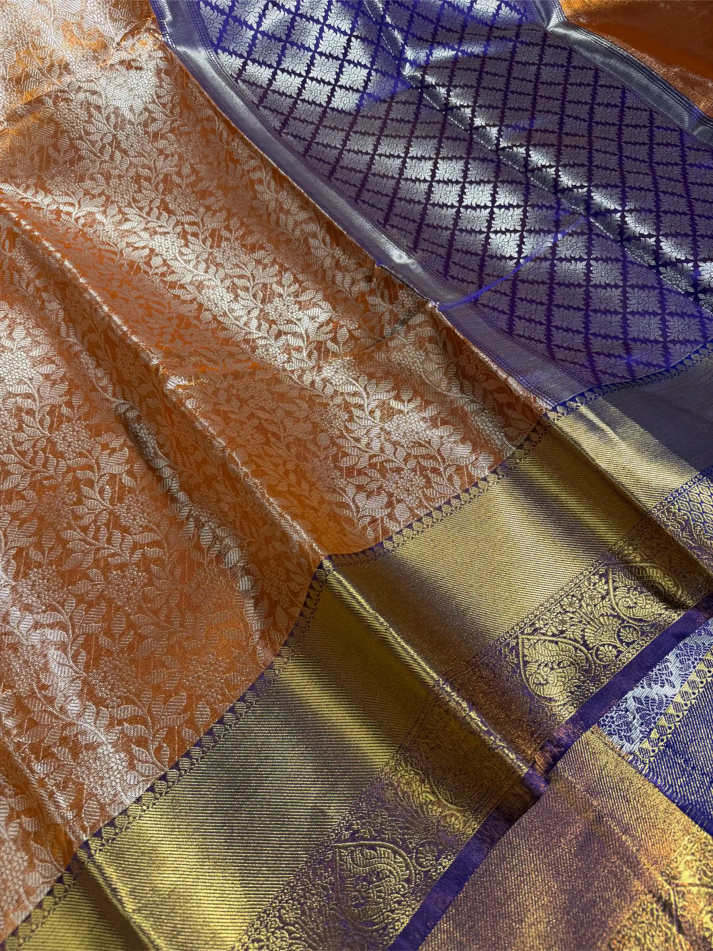 Eccentric Contrast Shade Tissue Silk Floral Weave Banarasi Saree