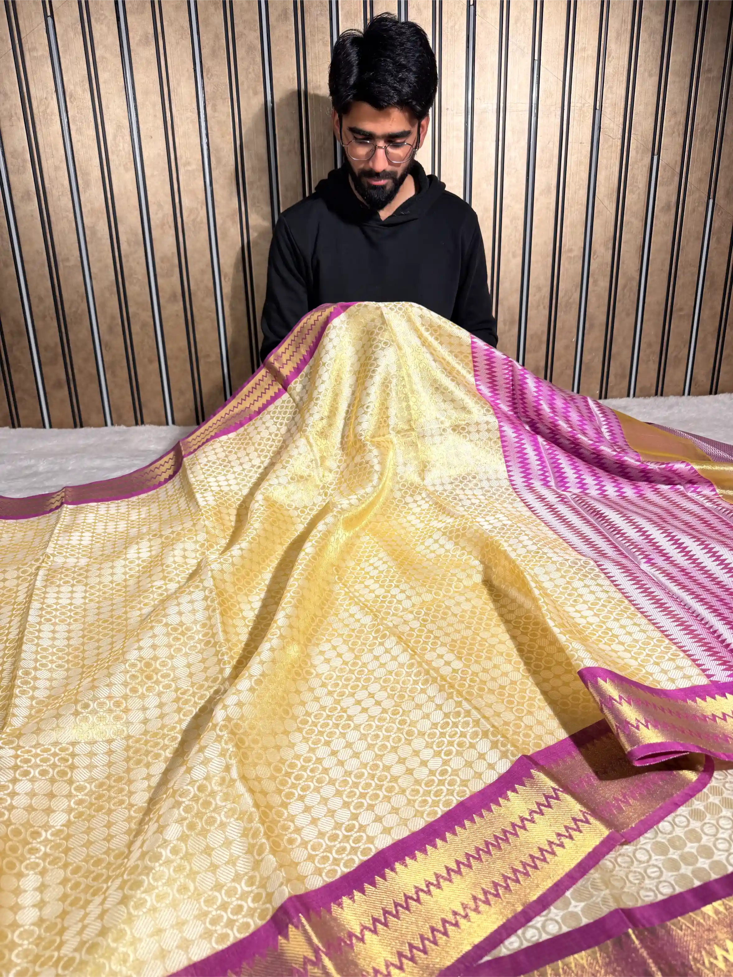 Bright Contrast Shade Softsilk Traditional Weave Banarasi Saree