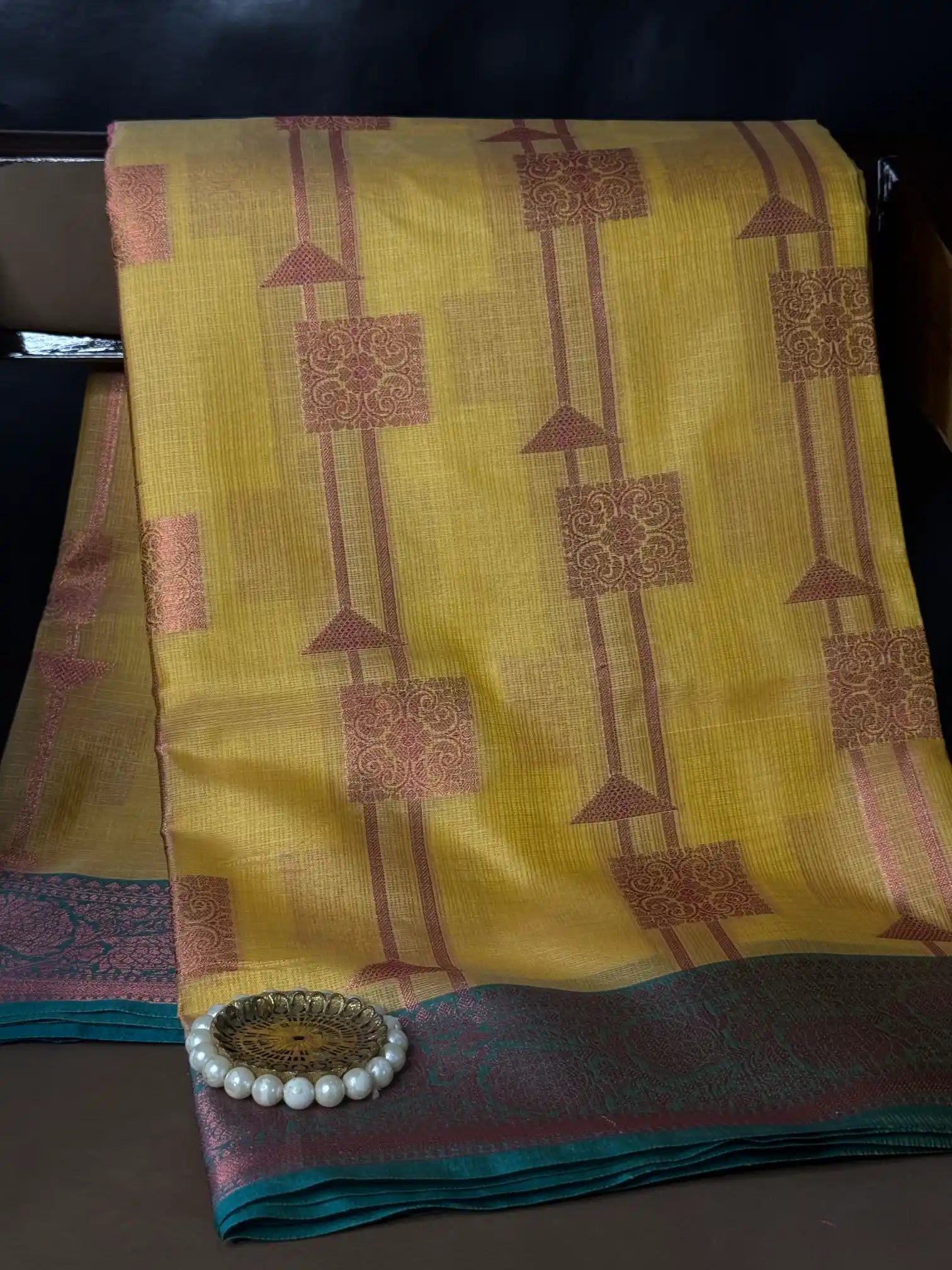 Eccentric Traditional Softsilk Banarasi saree
