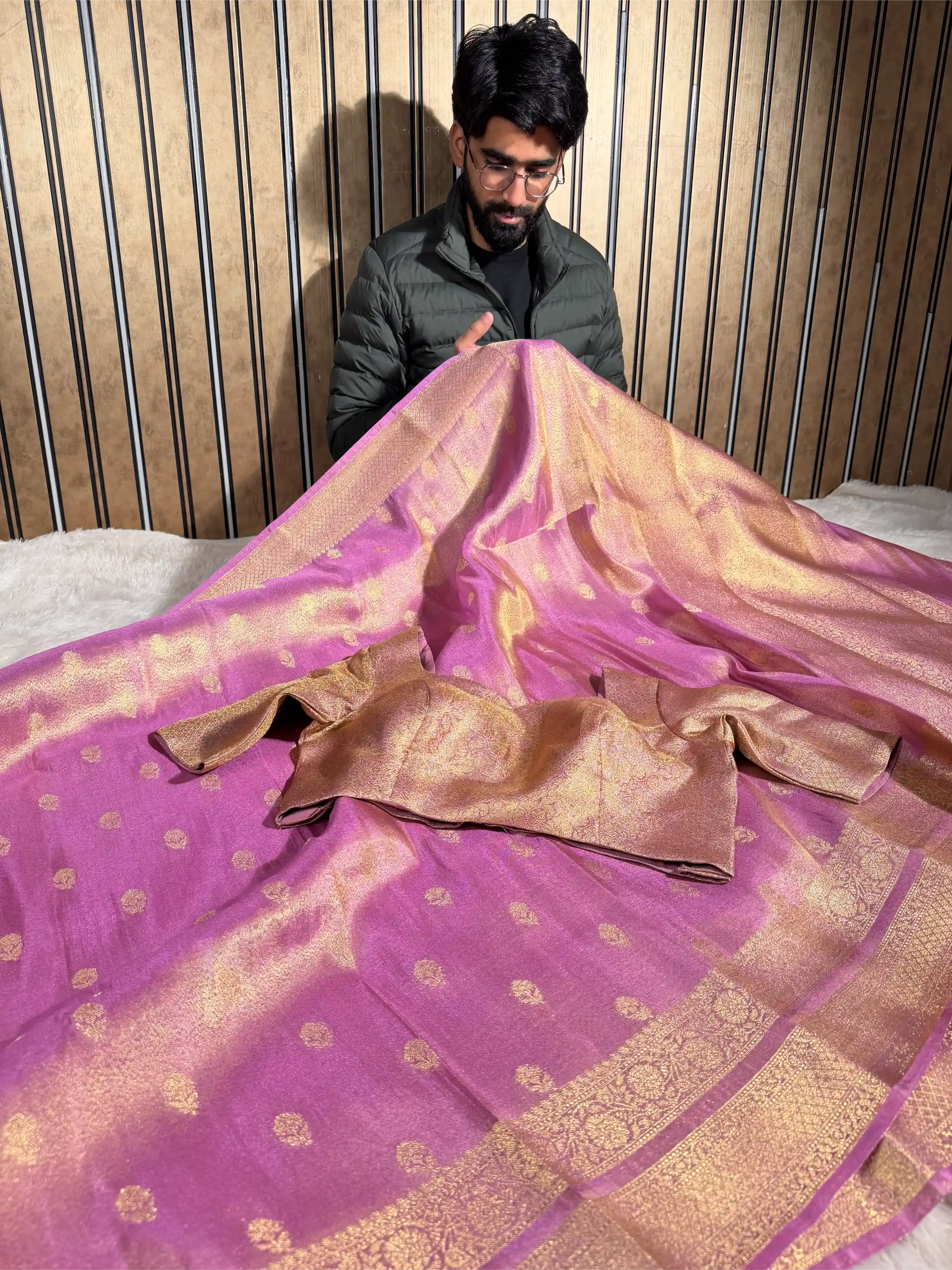 Bright Metallic Lavenderish Breathable Tissue Silk Traditional Weave Banarasi Saree