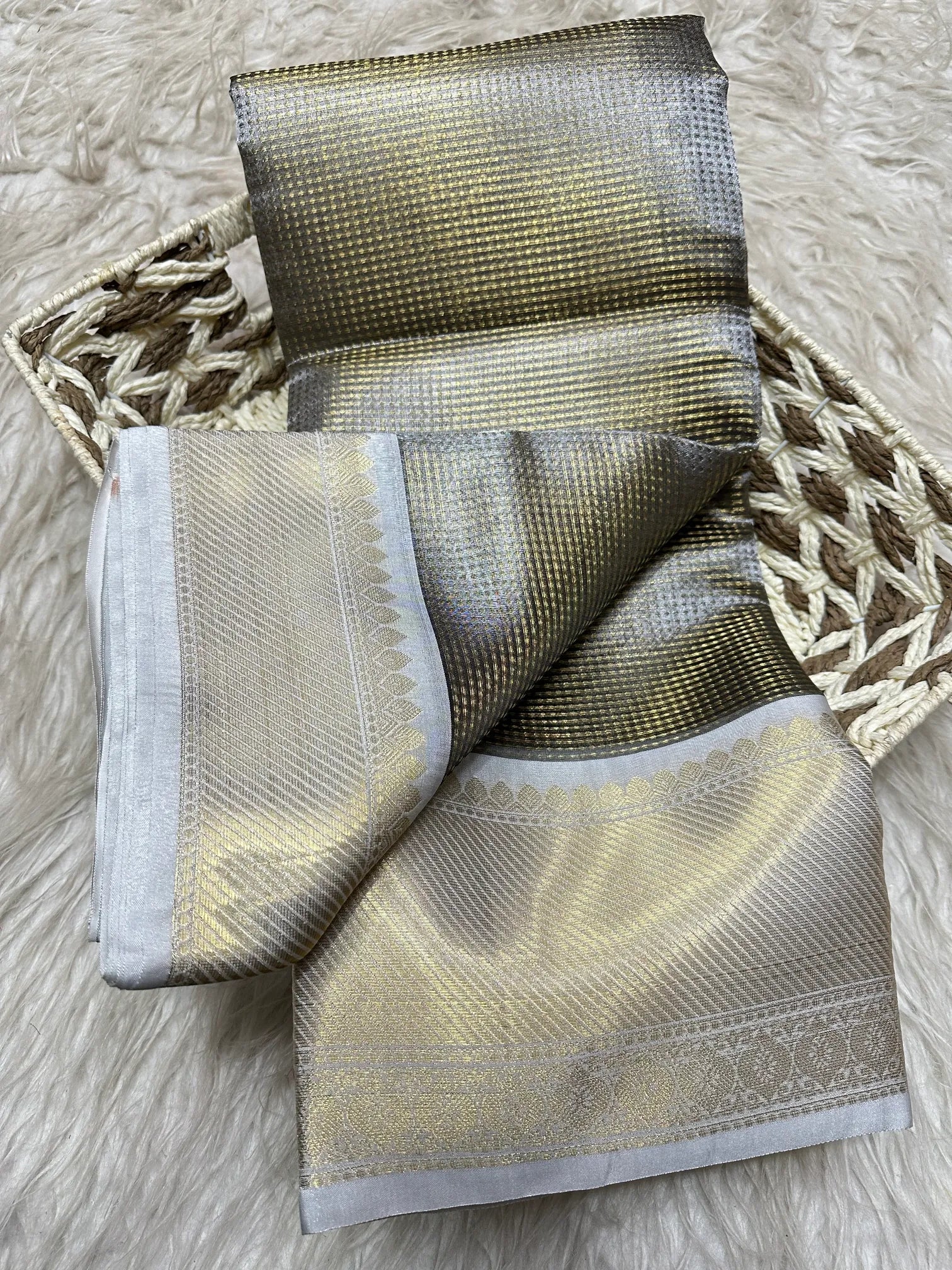 Eccentric Softsilk Traditional Banarasi Saree