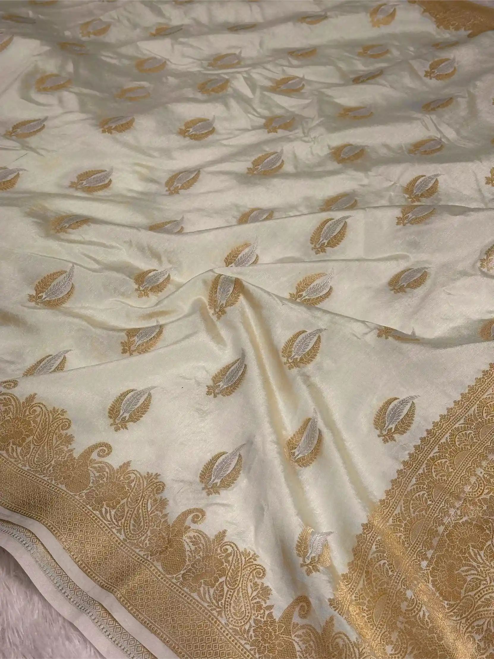 Light Cream Shade Warm Silk Traditional Banarasi Saree