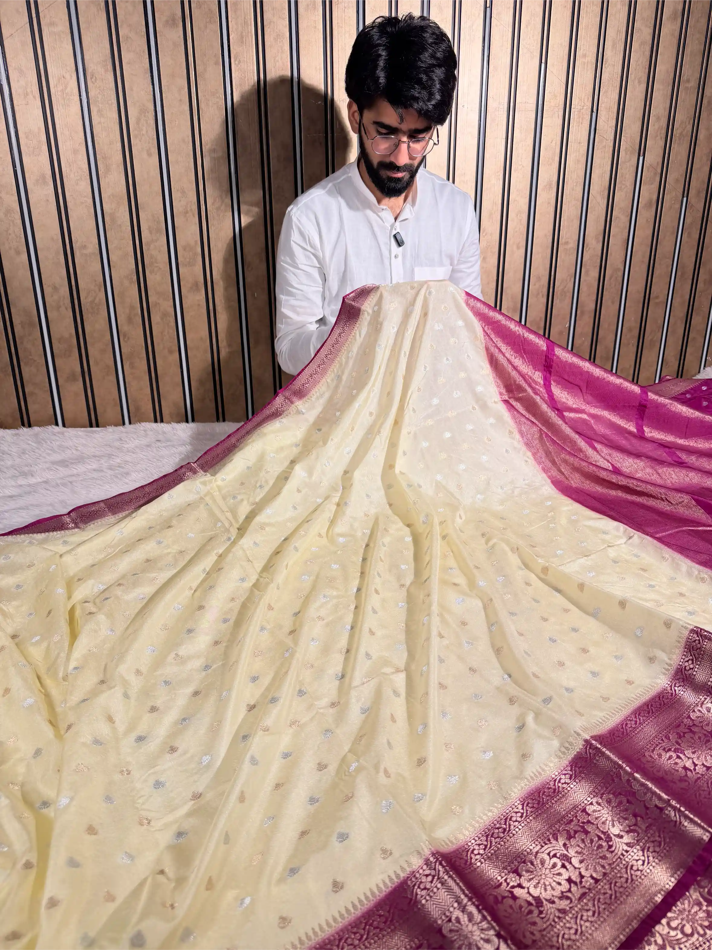 Off-White Chinia Silk Traditional Buti Banarasi Saree