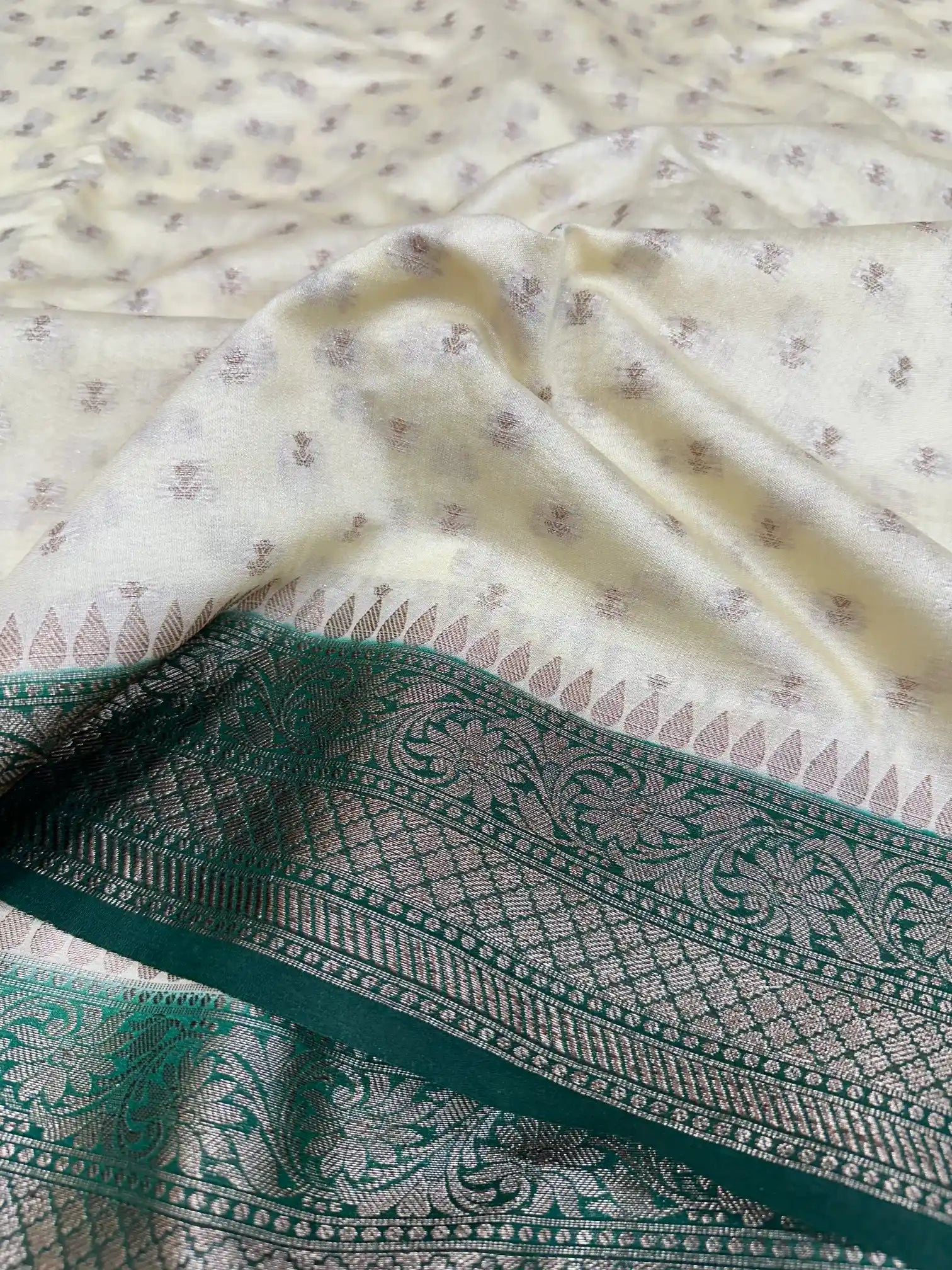 Off-White Chiniya silk zari Buti Banarasi Saree