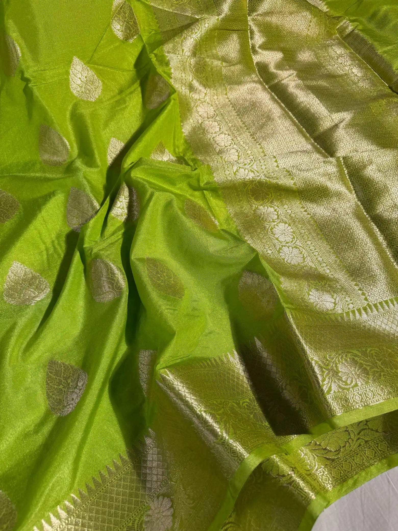 Parrot Green Chiniya Silk Buta Banarasi Saree