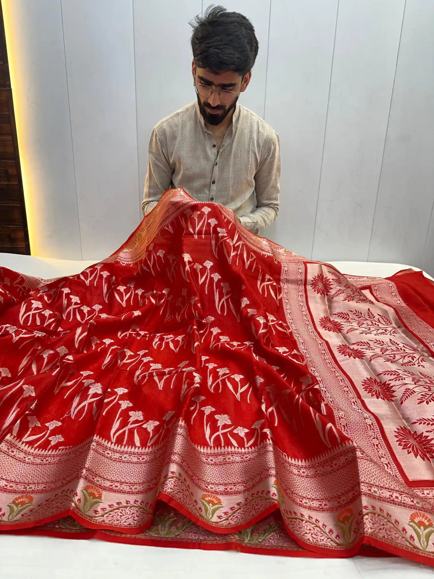 Subtle Red Intricate Weave Chiniya Silk Traditional Banarasi Saree