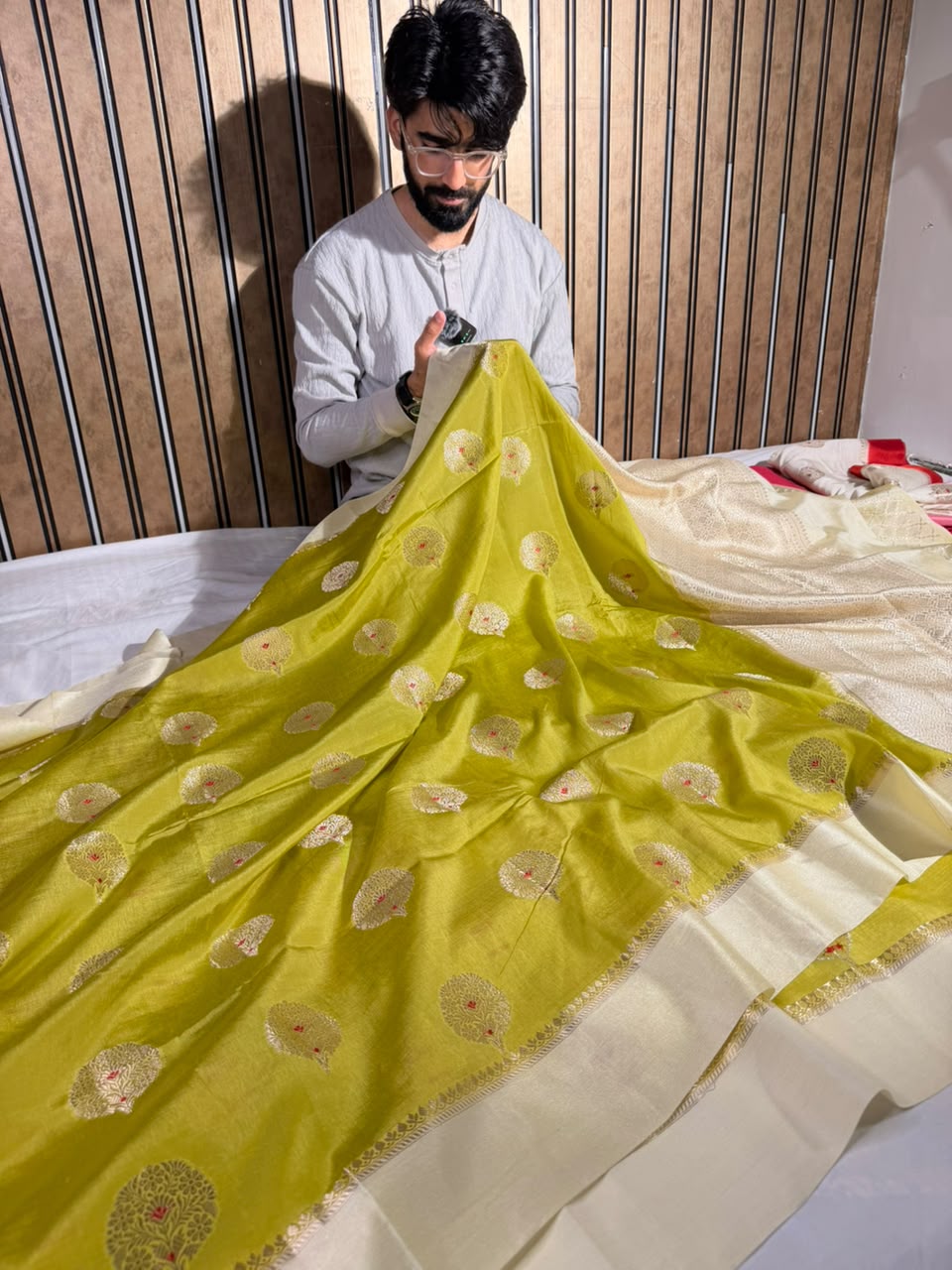 Mehendi Green Comfortable Chinia Silk Banarasi Saree