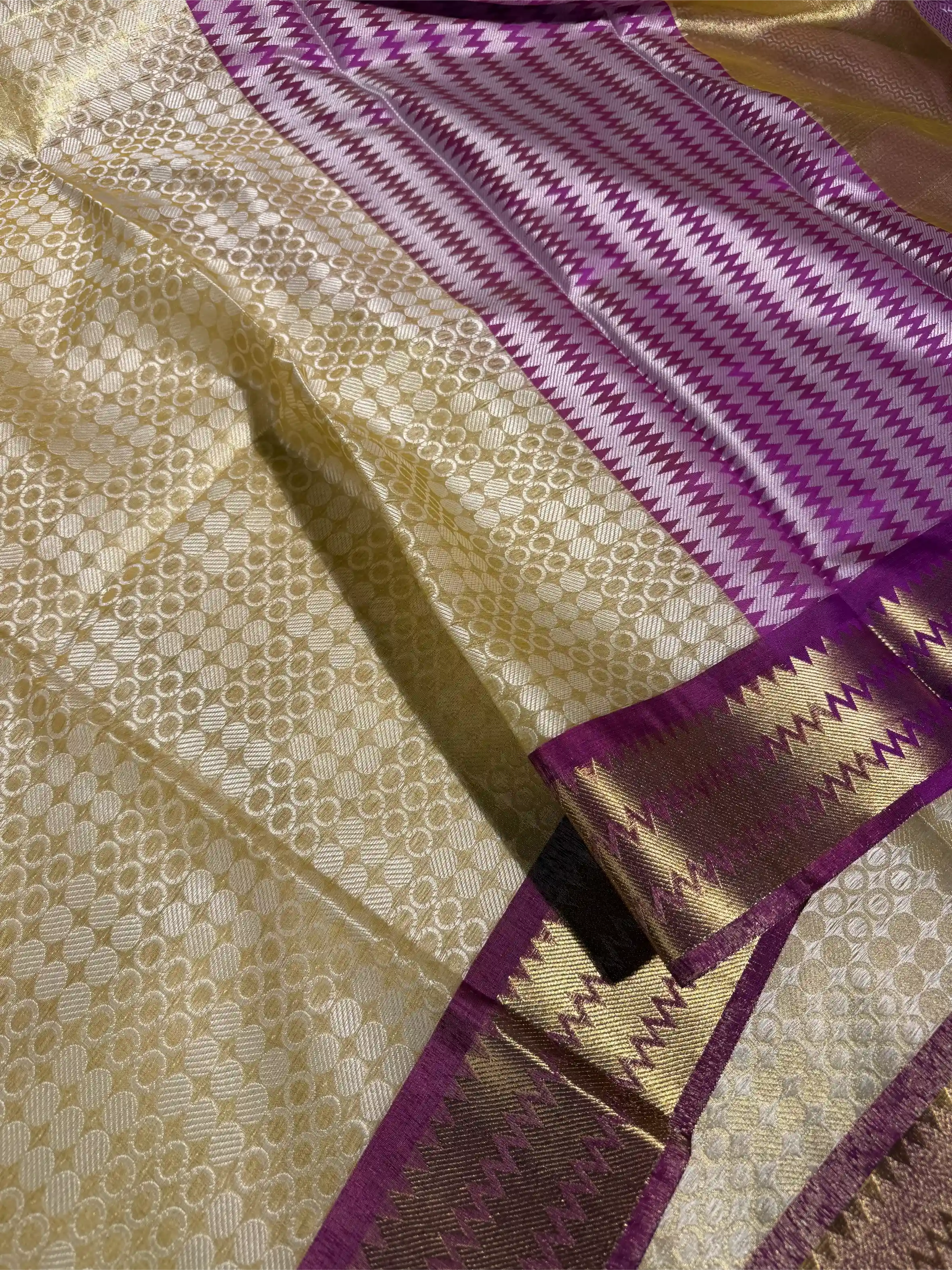 Bright Contrast Shade Softsilk Traditional Weave Banarasi Saree