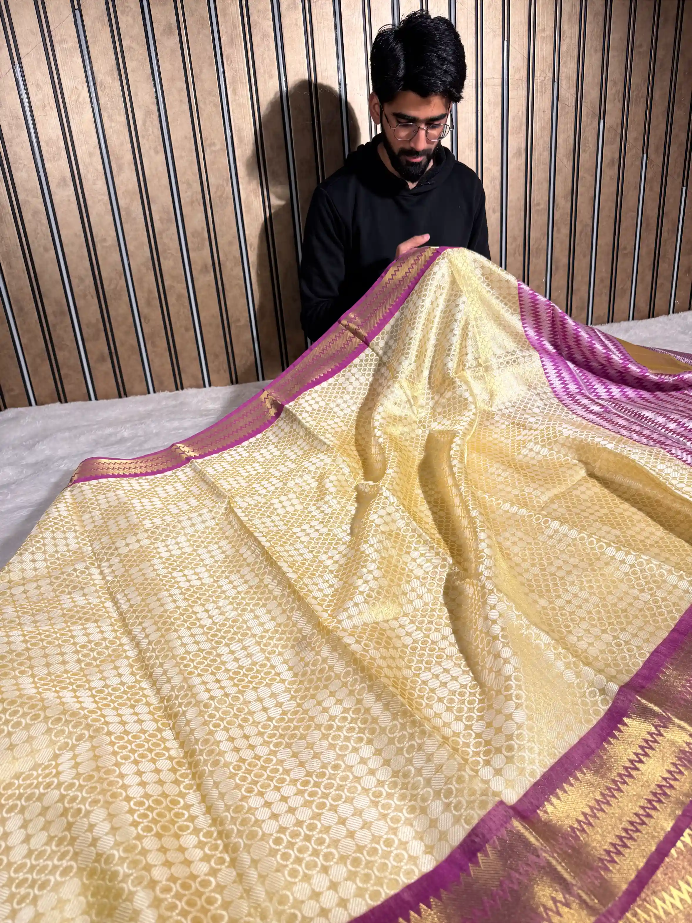 Bright Contrast Shade Softsilk Traditional Weave Banarasi Saree