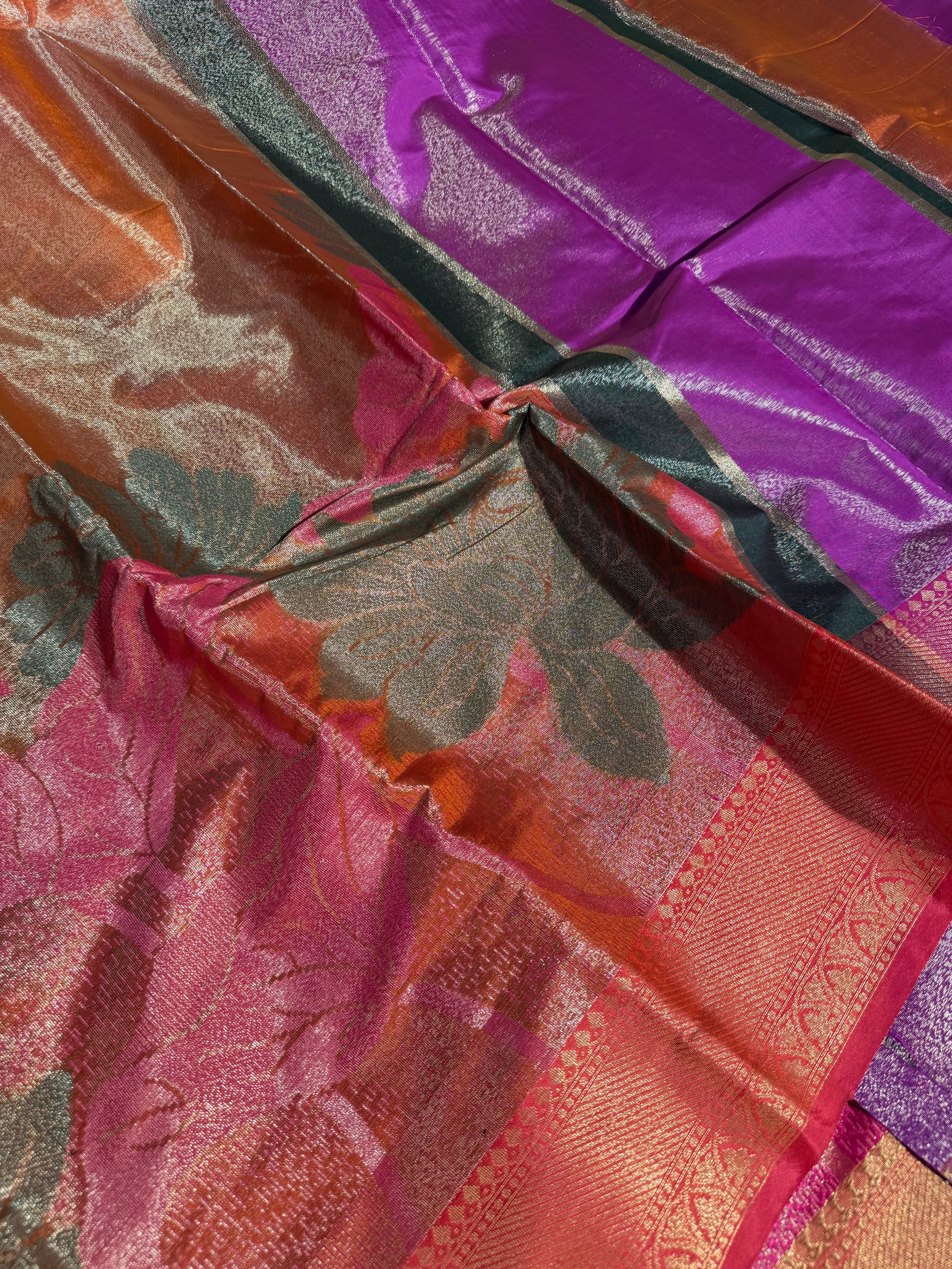 Most Premium banarasi tissue with  exclusive border and rich pallu