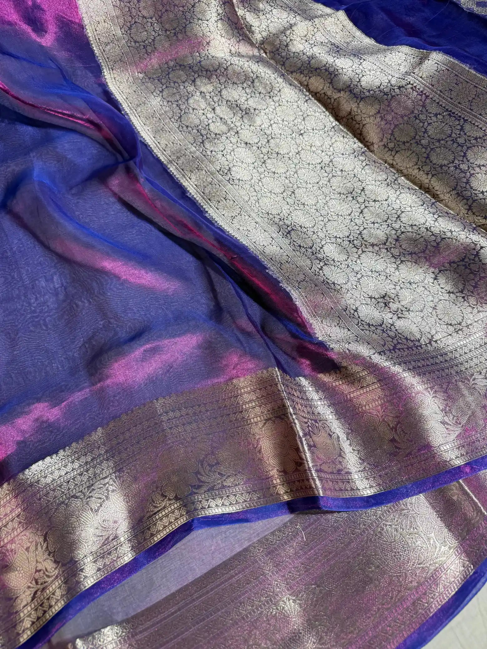 Baigani Colour in Dual Shaded Look Pure Tissue Silk Banarasi Saree