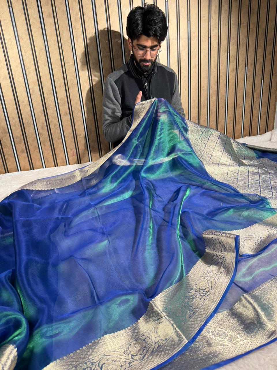 Dual Shaded Sapphire Pure Tissue Silk Banarasi Saree