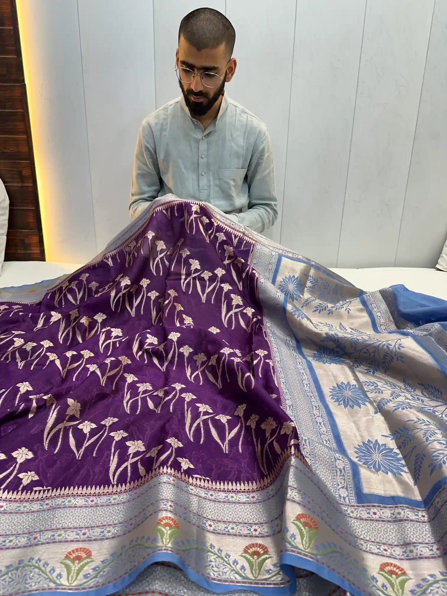 Eccentric Contrast Shade Chiniya Silk Banarasi Saree