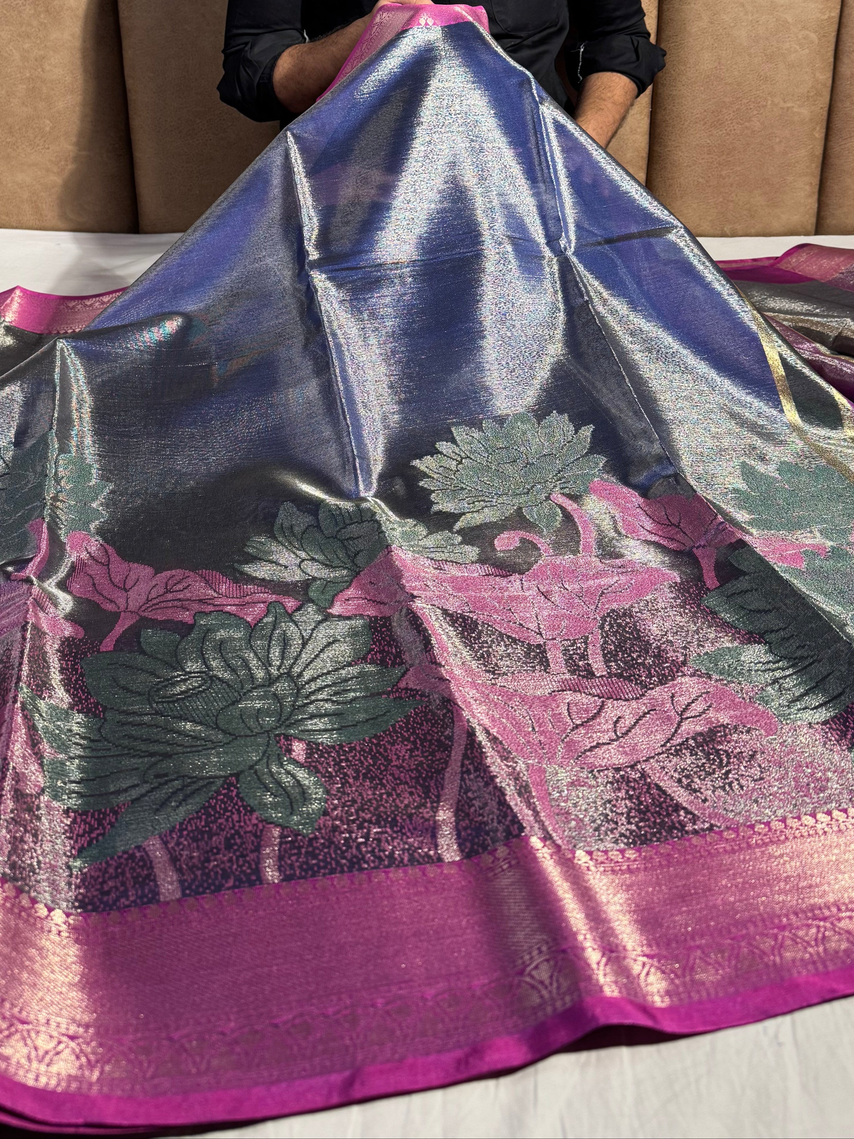 Most Premium banarasi tissue with  exclusive border and rich pallu