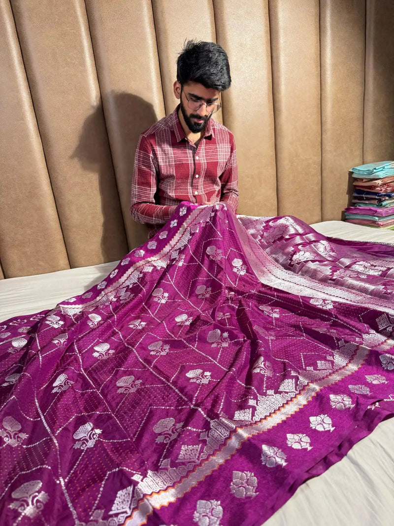 Light Majenta Chiniya Silk  Intricate Zari Weave Banarasi Saree