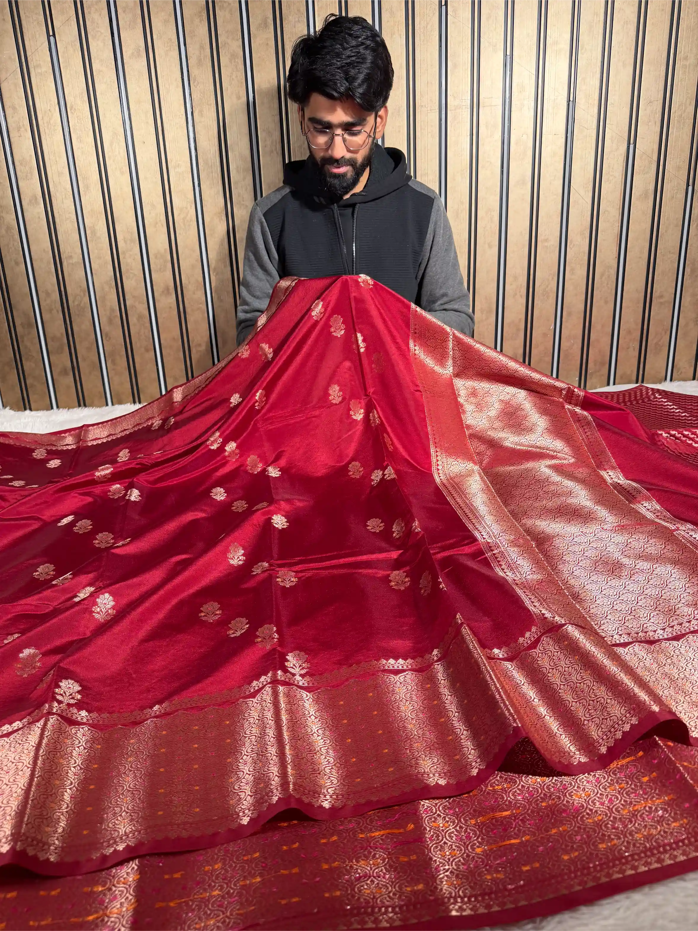 Light Maroon Viscose Chinia Silk Traditional Weave Banarasi Saree