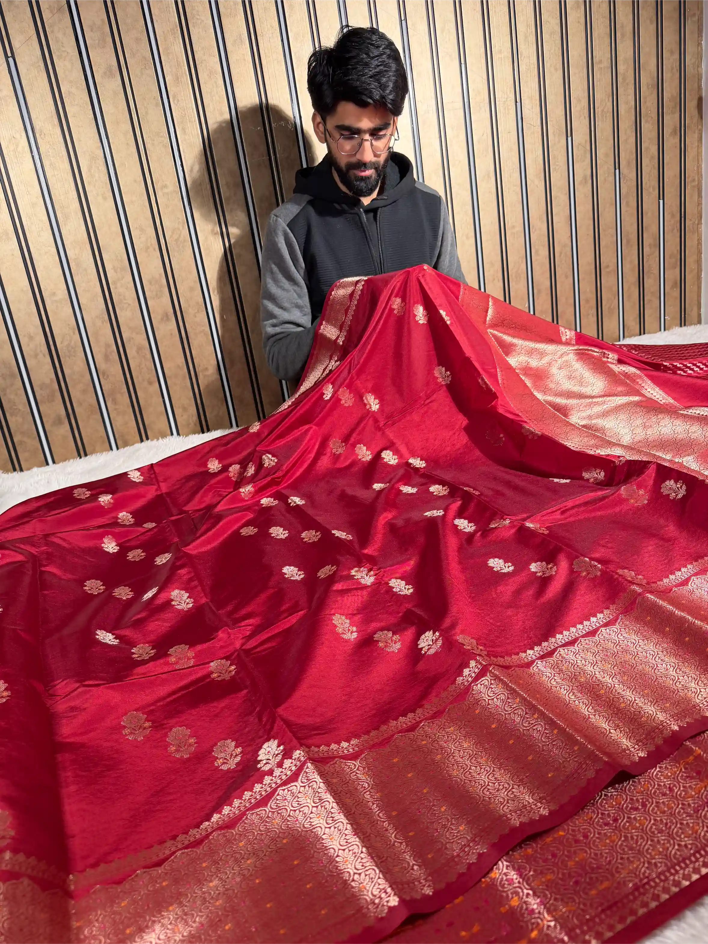 Light Maroon Viscose Chinia Silk Traditional Weave Banarasi Saree