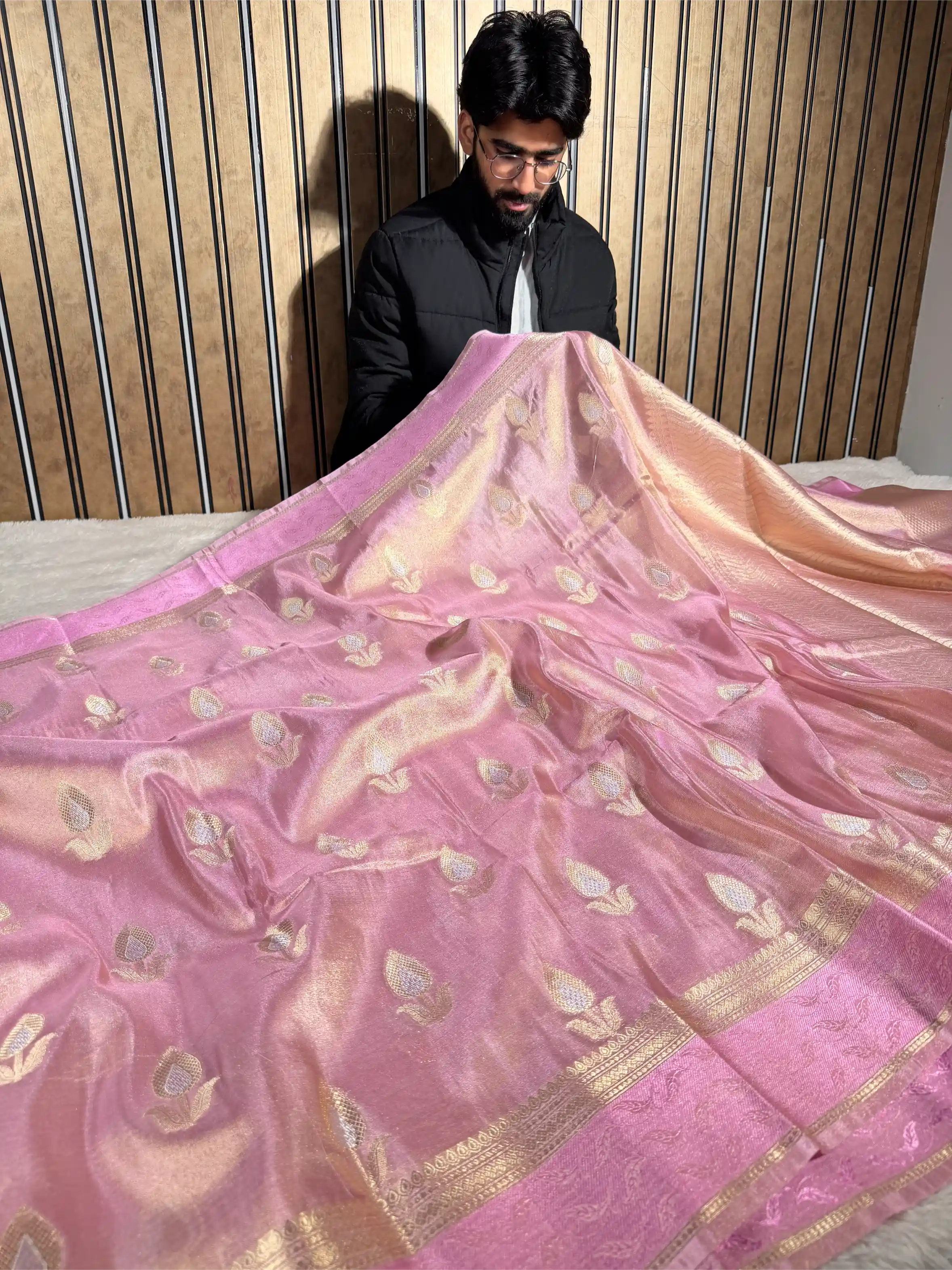 Metallic Light Pink Breathable Tissue Silk Flower Buta Banarasi Saree