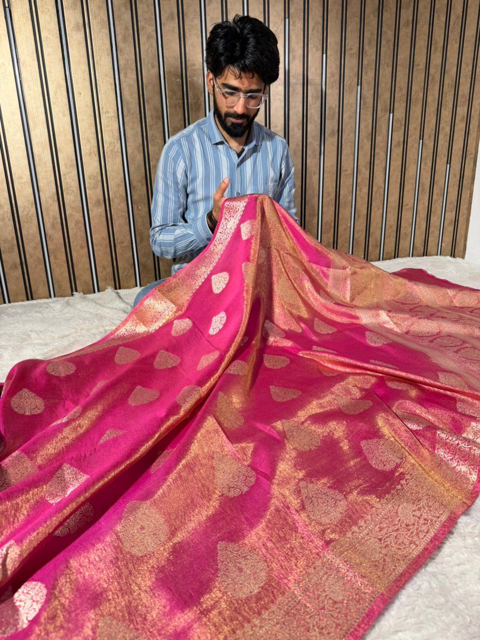 Rusted Majenta Breathable katan Tissue Banarasi Saree