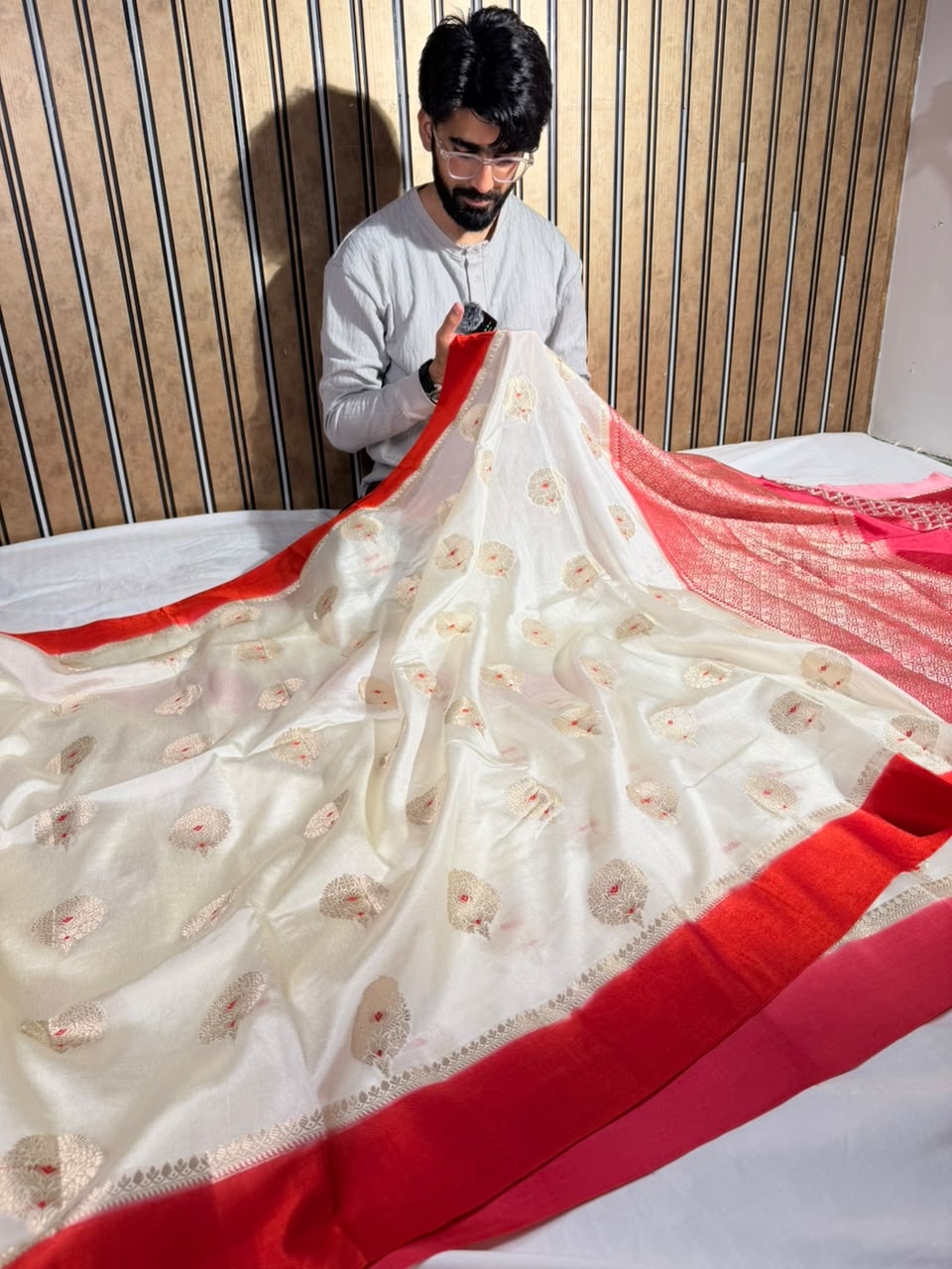 White Red Comfortable Chinia Silk Banarasi Saree