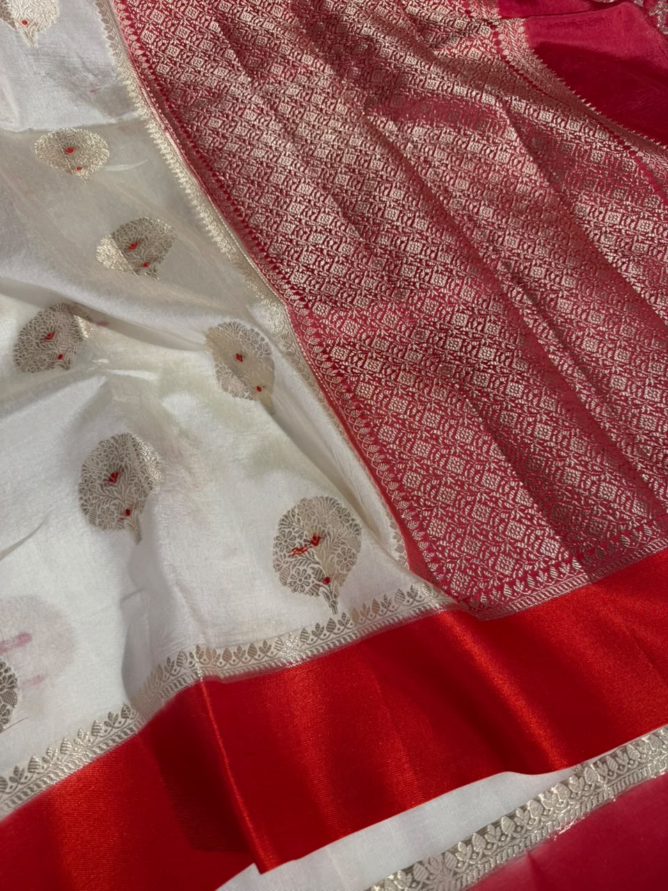 White Red Comfortable Chinia Silk Banarasi Saree