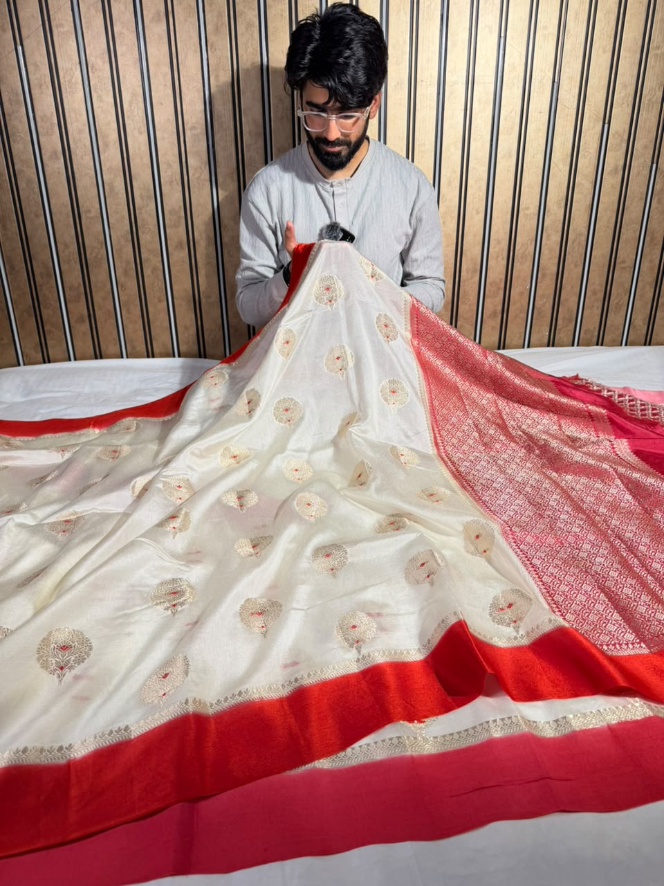White Red Comfortable Chinia Silk Banarasi Saree